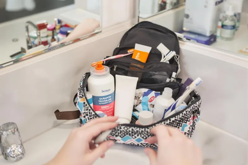 Trousse de toilette pour voyager : les indispensables à emporter