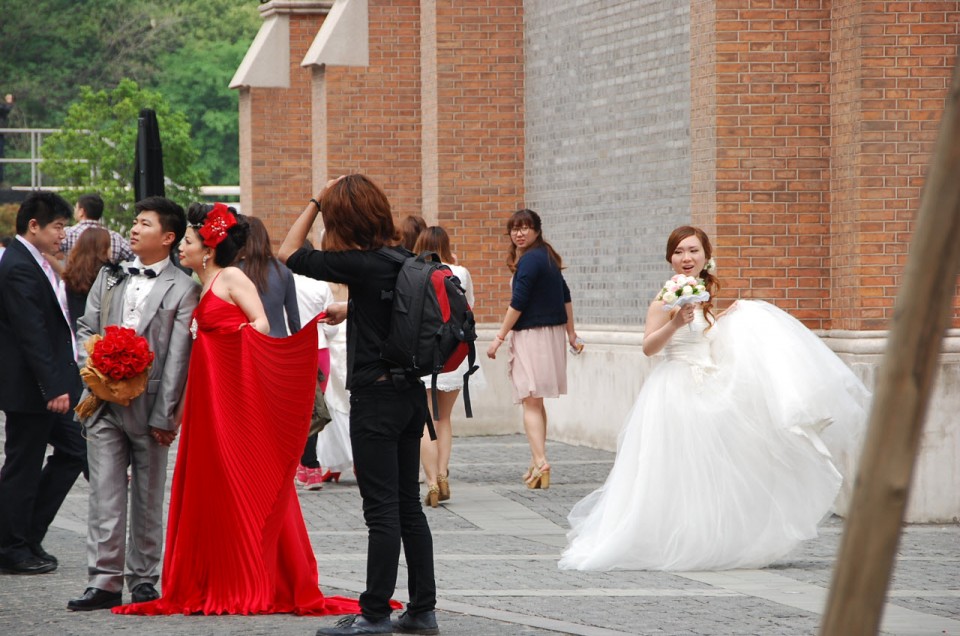 Mariages surréalistes dans les rues de Shanghai